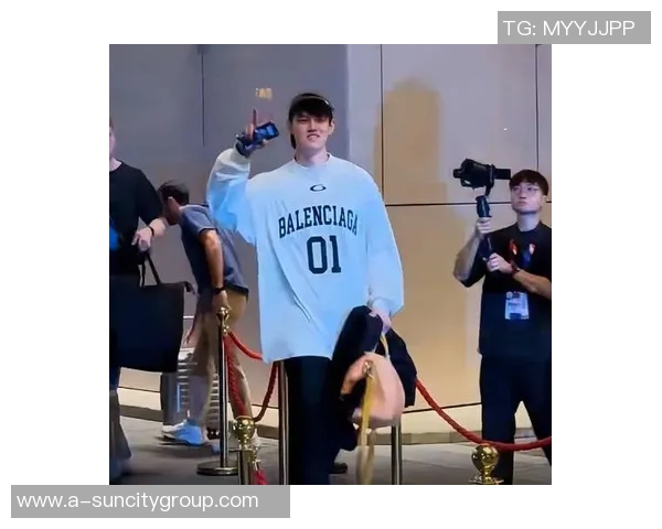 曾凡博亮相澳门布鲁克林篮网全队正式抵达开启新征程 曾凡博亮相澳门布鲁克林篮网全队正式抵达开启新征程