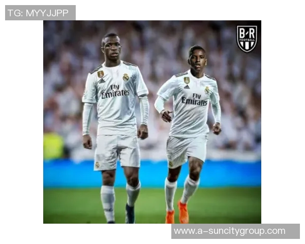 维尼修斯绯闻女友现身伯纳乌26岁三孩妈引发热议