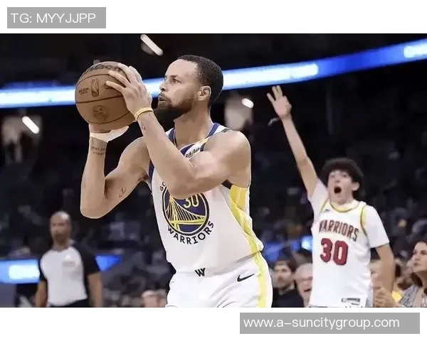 库里盛赞巴特勒训练赛表现出色攻防两端展现统治力