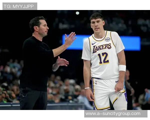 拉拉维亚反讽湖人队友的疯狂反应究竟是谁引发的热议与关注